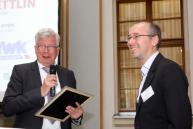 Das EnergieEffizienz-Netzwerk für Ettlinger Unternehmen wurde auf der LEEN-Jahreskonferenz 2015 ausgezeichnet. Dieter Prosik (rechts) nahm die Urkunde von MinDir Franzjosef Schafhausen (BMUB) entgegen. © Projekt LEEN100plus/Maelsa